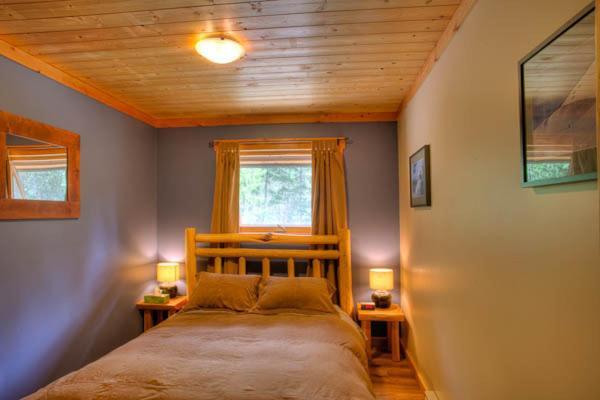 Mount 7 Lodges Golden Room photo