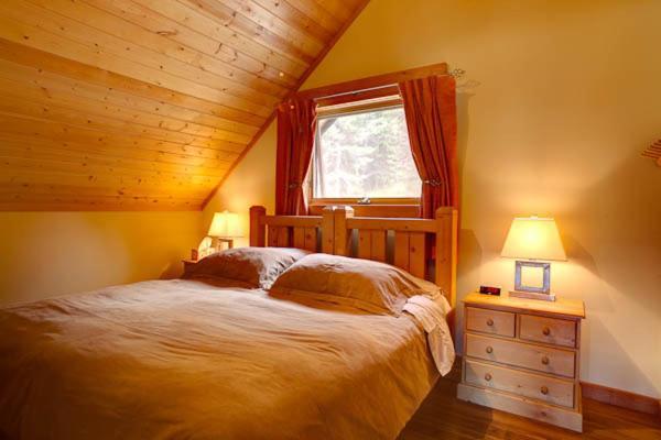 Mount 7 Lodges Golden Room photo